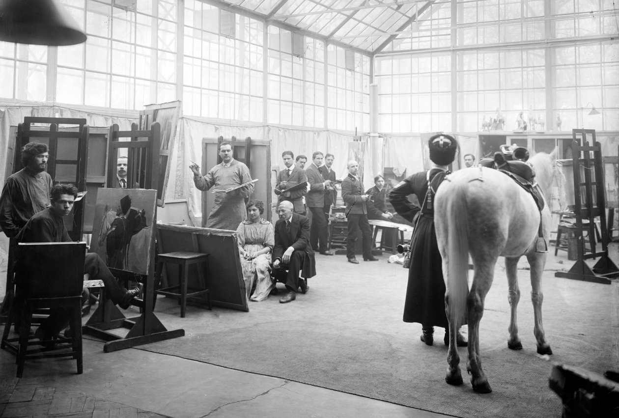 Een Kozak en zijn paard poseren voor kunststudenten in de klas van Professor Semionovich-Samokish, een specialist in militaire thema
