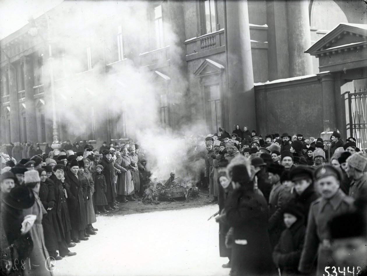 Verbranding van het wapen van de tsaren op de Nevsky Prospekt nabij het kantoor van de keizer, St. Petersburg, 1917 door Russian Photographer