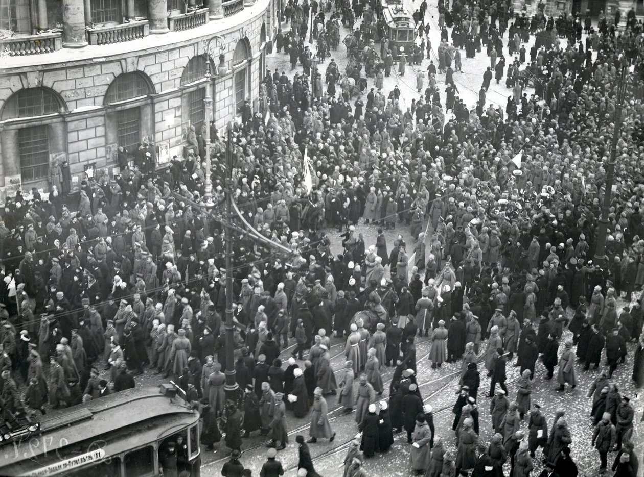 Demonstratie bij de Openbare Bibliotheek op Nevskiy Prospekt, St. Petersburg, 20-21 april 1917 door Russian Photographer