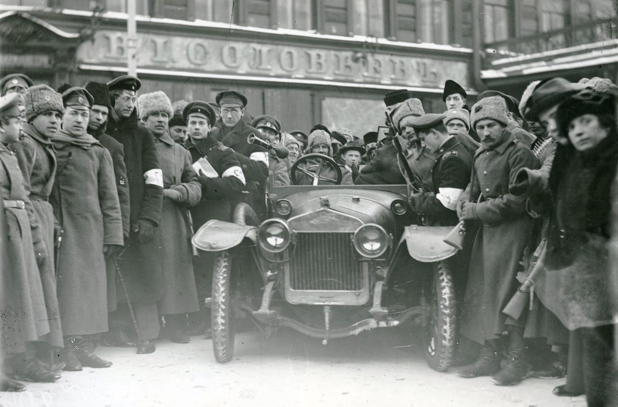 Documentencontrole, St. Petersburg, februari 1917 door Russian Photographer