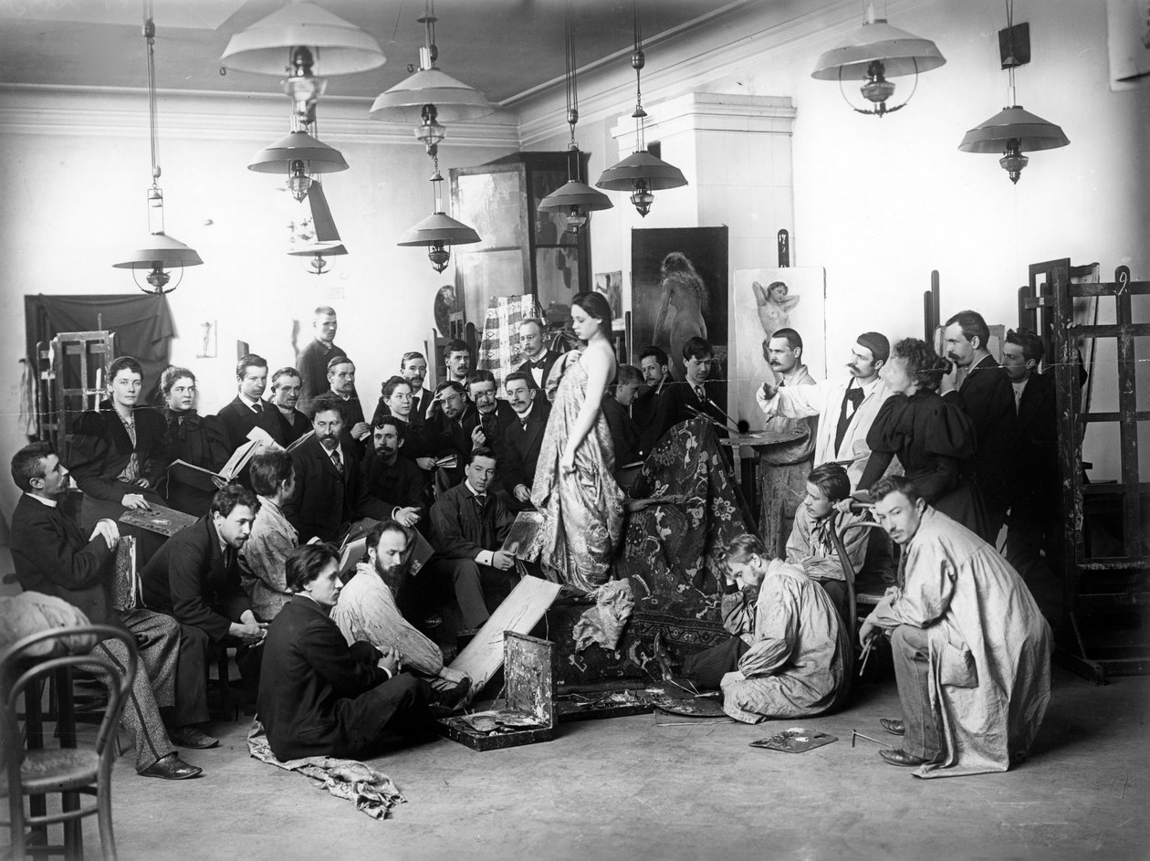 Ilya Repin geeft les in een levendige klas aan de Keizerlijke Academie, St. Petersburg, 1898 door Russian Photographer