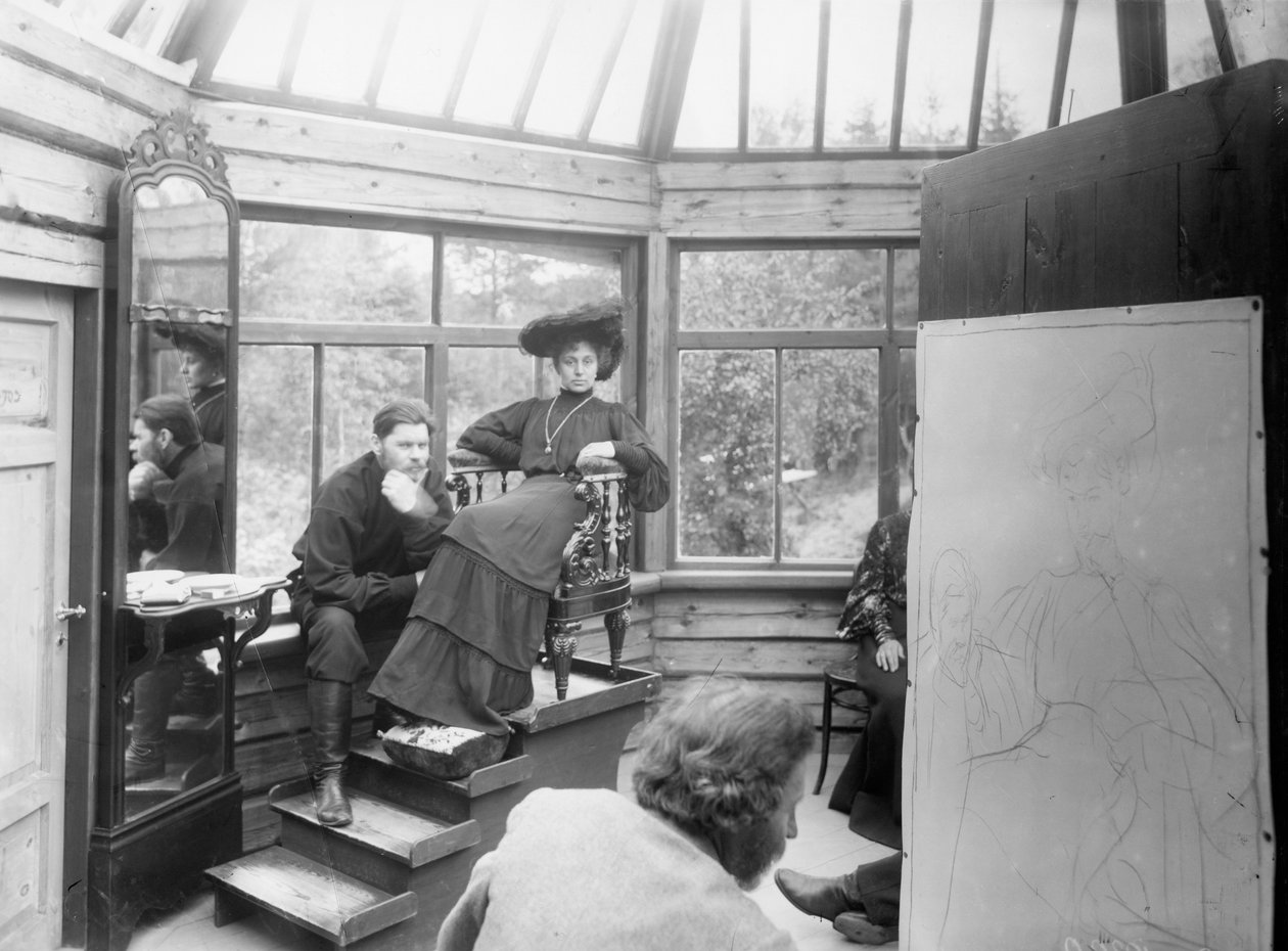 Maxim Gorky en Maria Andreyeva poseren in de studio bij Repins dacha door Russian Photographer