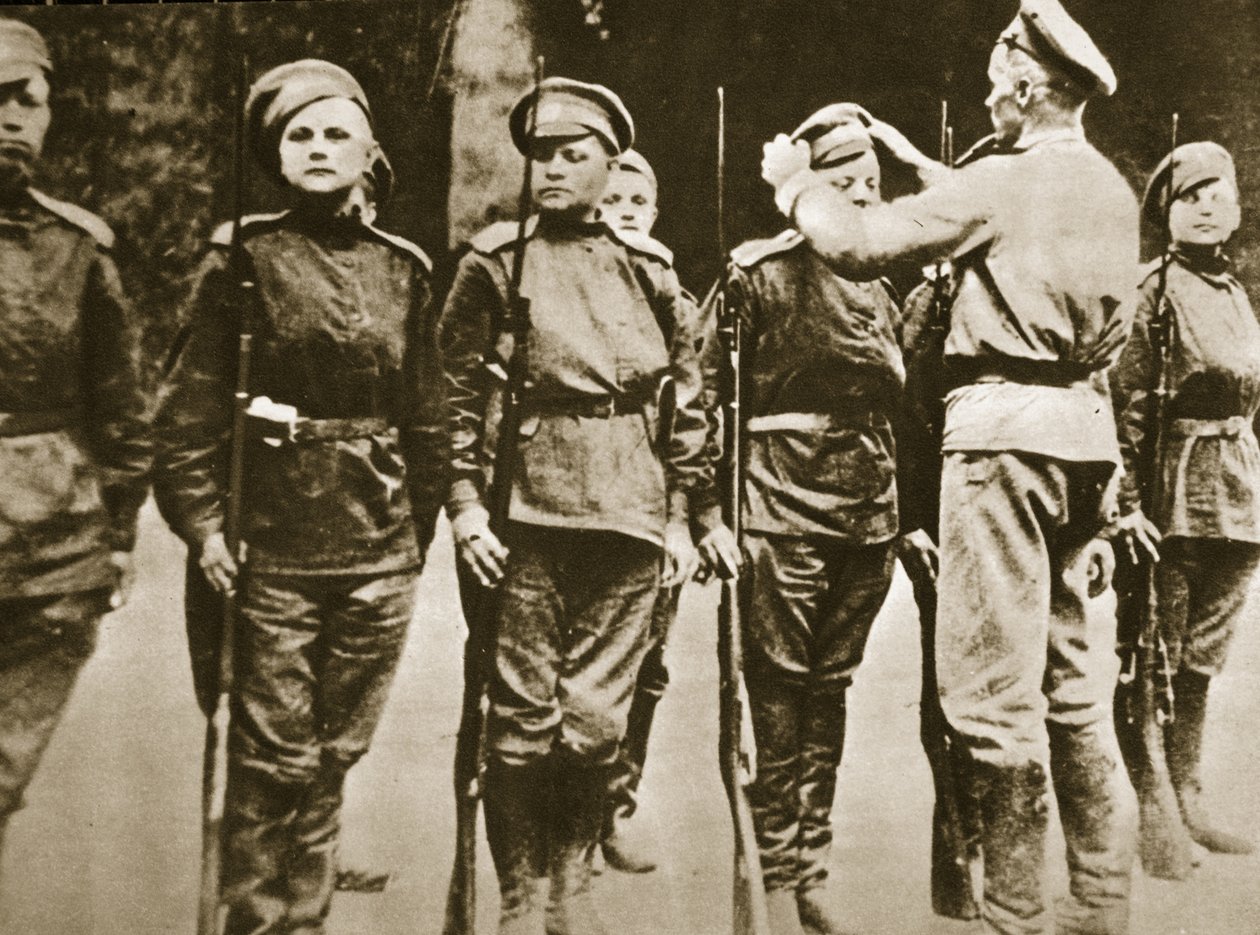Leden van het 1e Russische Vrouwenbataljon van de Dood, 1917 (sepia foto) door Russian Photographer