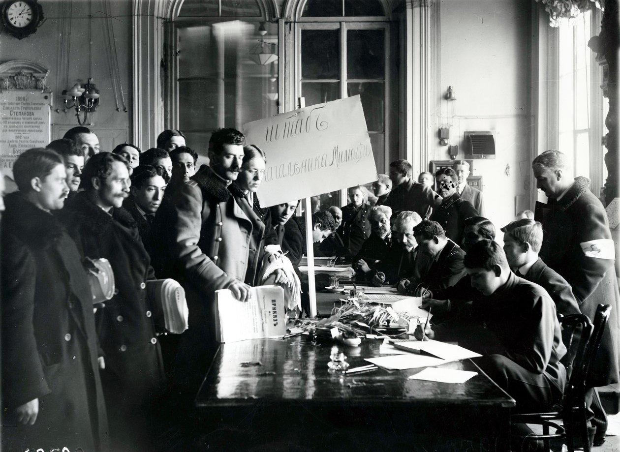 Militie-inschrijving in het stadhuis, St. Petersburg, maart 1917 door Russian Photographer