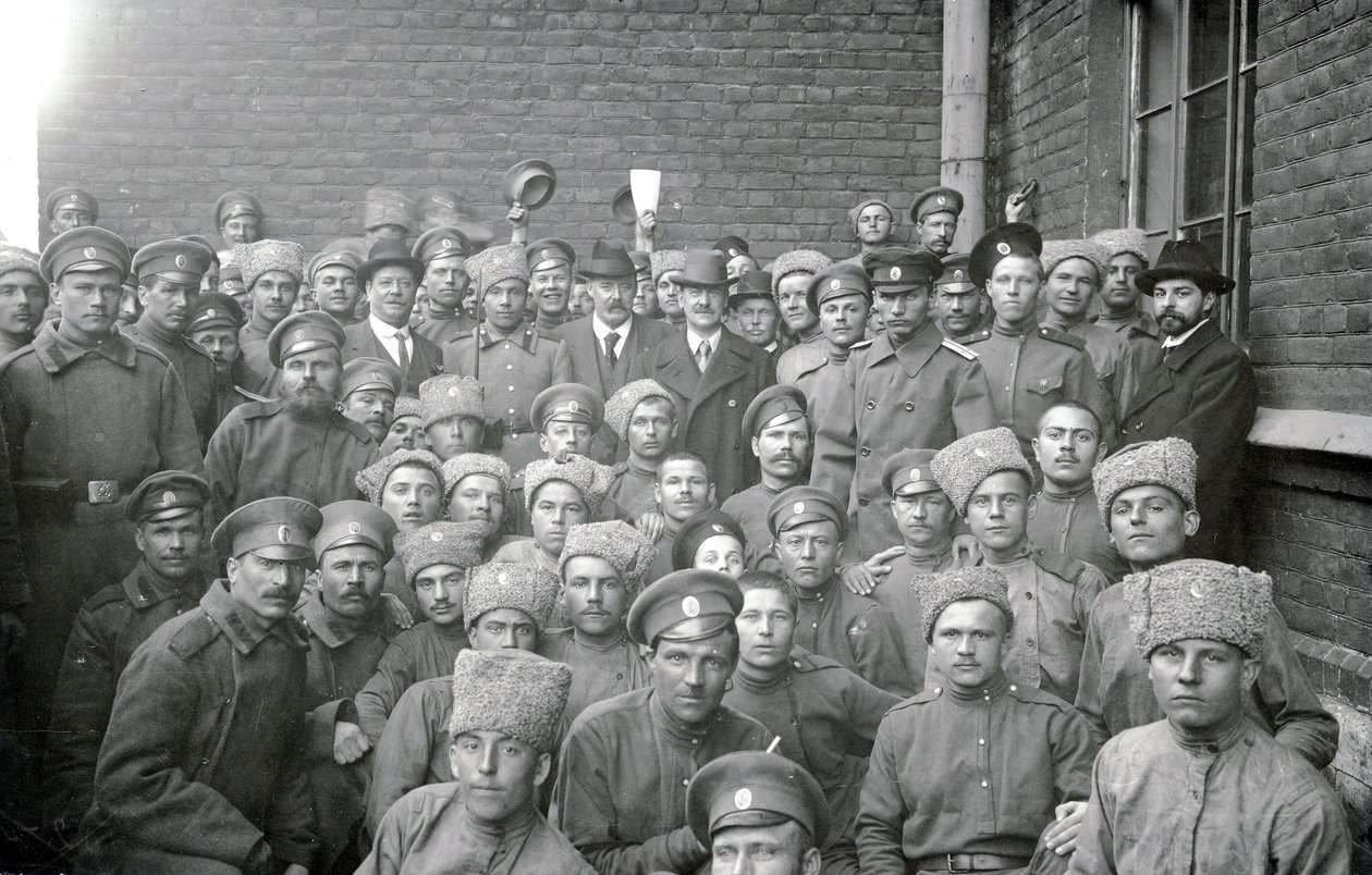 Soldaten van de Volinsky-eenheid met onderofficier T. L. Kirpichnikov en vertegenwoordigers van arbeidersverenigingen van Engeland, St. Petersburg, februari 1917 door Russian Photographer