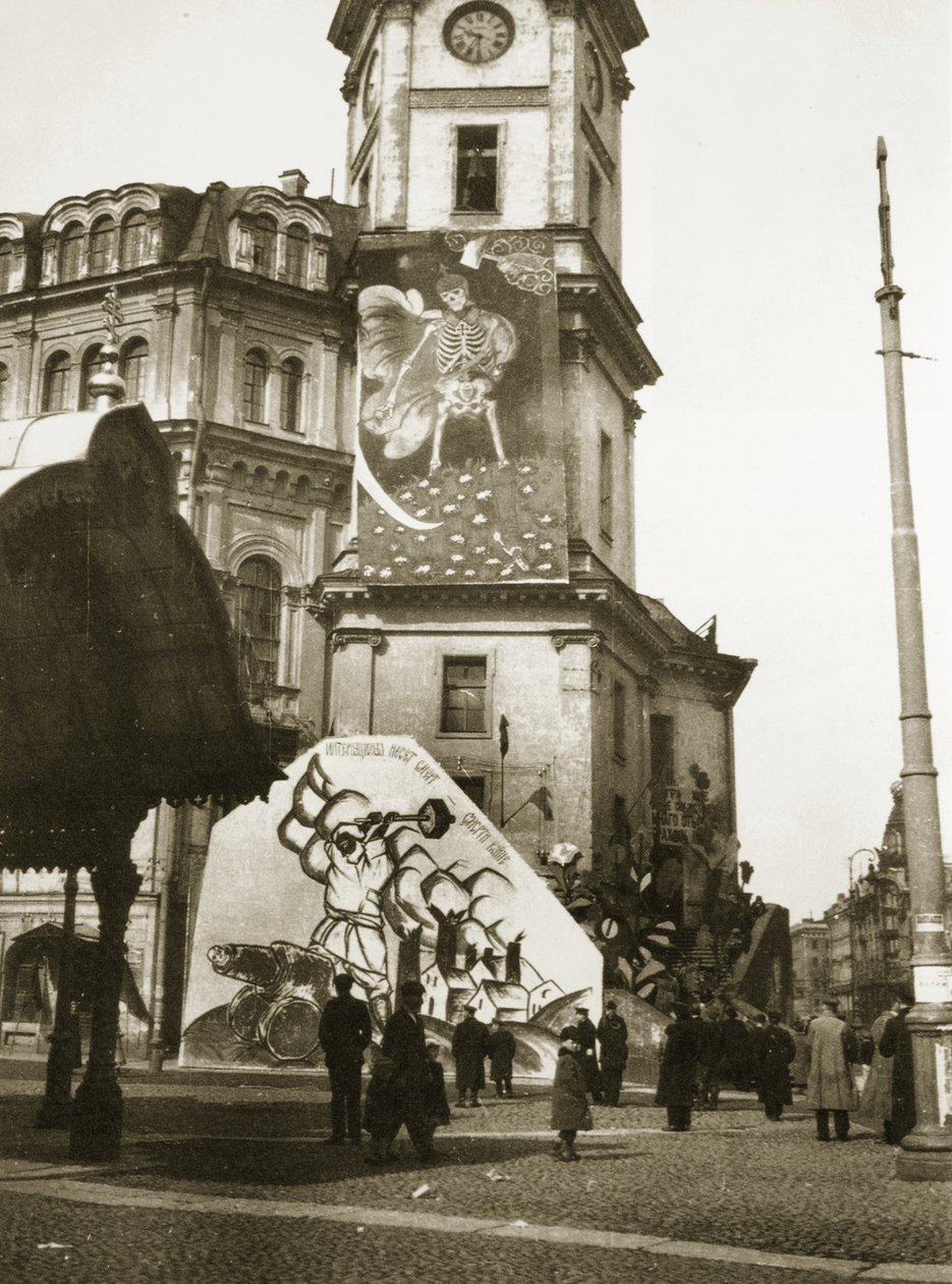 De bolsjewieken bedekken officiële gebouwen met hun kunst, St. Petersburg (sepia foto) door Russian Photographer