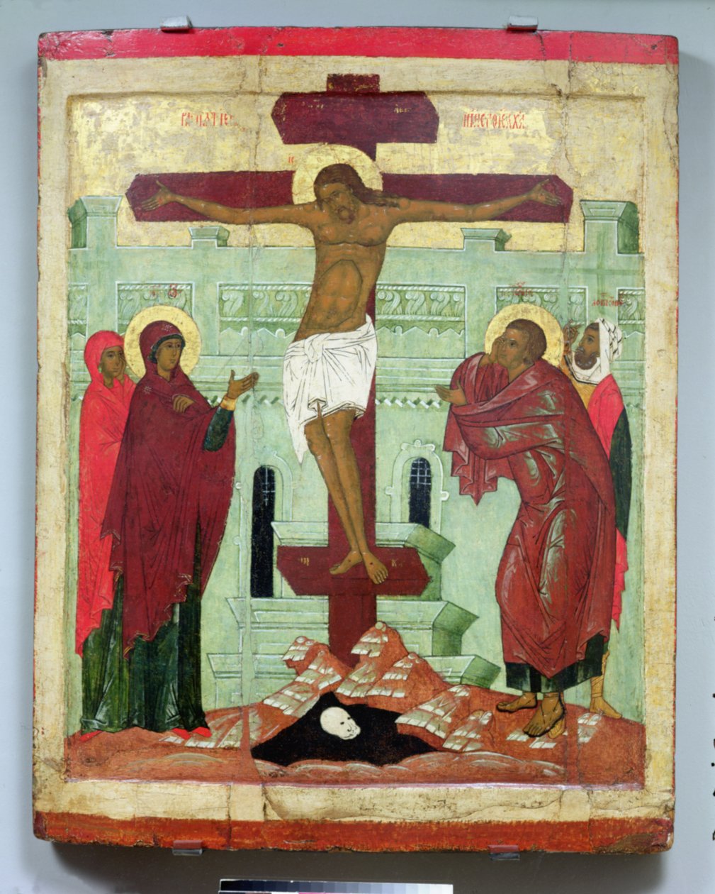 Icoon die de Kruisiging afbeeldt met de Maagd, Maria Magdalena, St. Johannes en de Centurion Longinus, Novgorod School door Russian School