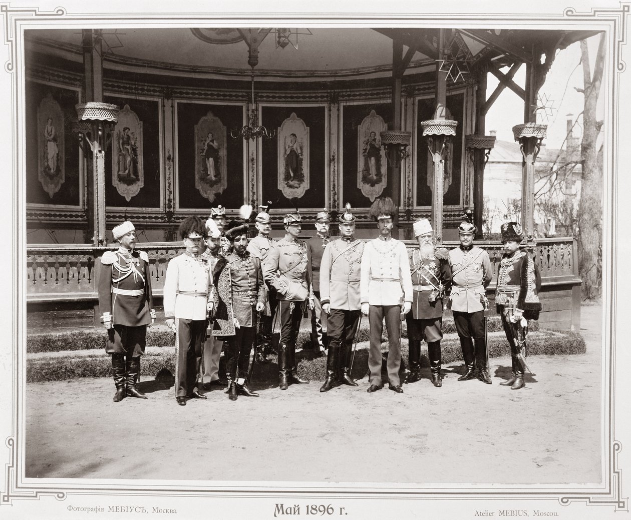 Tsaar Nicolaas II (1868-1918) staand in het tuinhuisje van het Paleis met een groep van zijn mannelijke aanhangers, c.1896 door Russian School