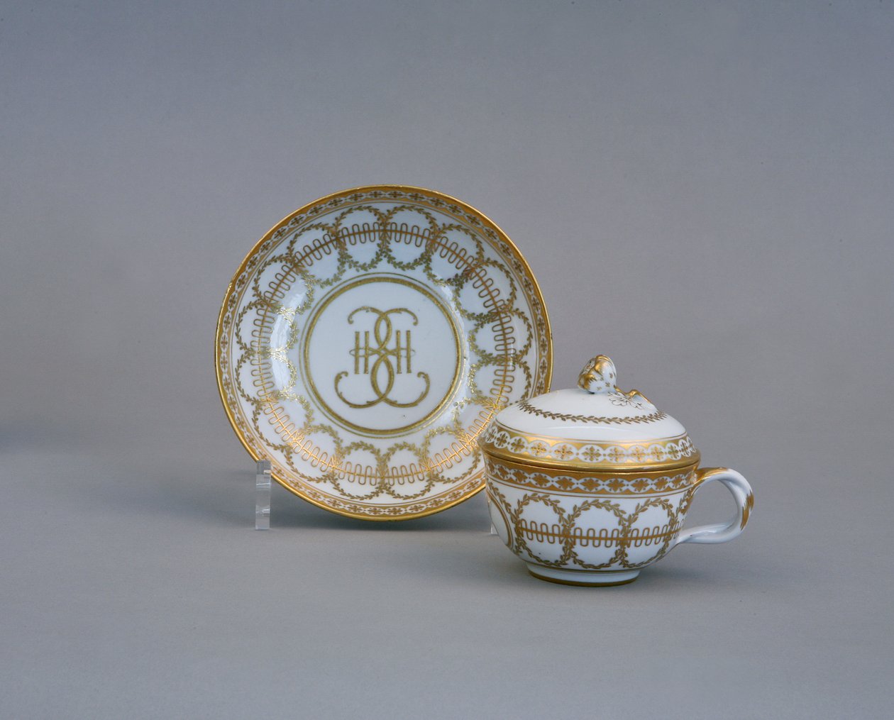 Kop en Schotel met het Monogram van Catharina II, Keizerlijke Porseleinfabriek, 1770-1780s door Russian Master