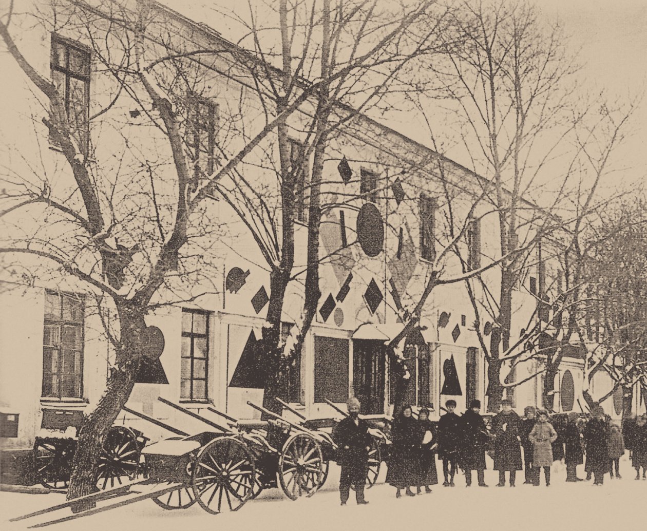 Malevich en studenten van de kunstschool decoreren de Witte Kazerne in Vitebsk, december 1919 door Russian Photographer