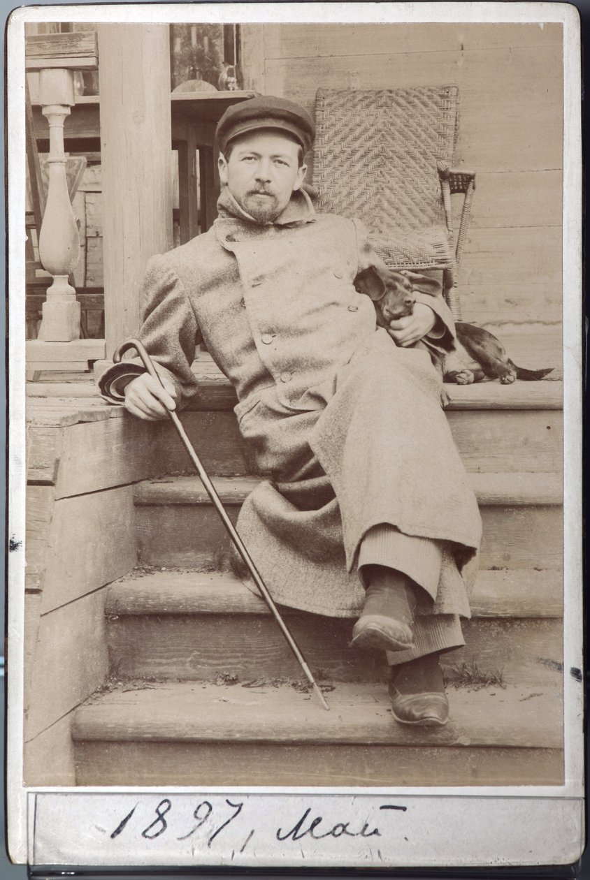 Portret van Anton Tsjechov met zijn hond Hina in mei 1897 in Melikhovo door Russian Photographer