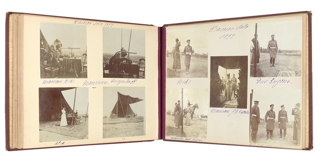 De Russische Keizerlijke Familie, pagina uit een fotoalbum, ca. 1897-99 door Russian Photographer