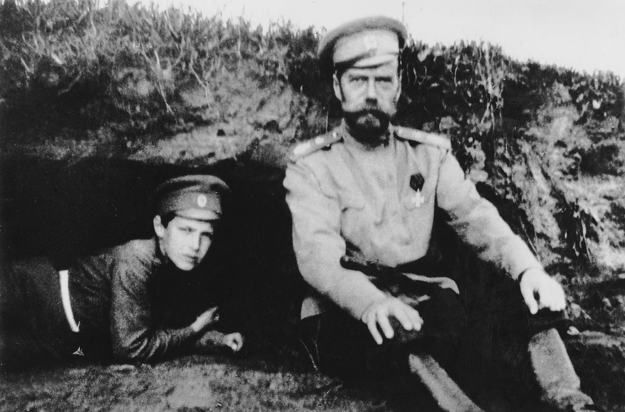 Tsaar Nicolaas II met zijn zoon Alexei vooraan door Russian Photographer