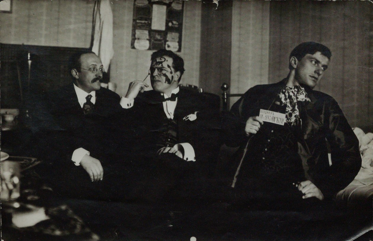 Vladimir Mayakovsky (rechts) met David Burlyuk (midden) en Andrei Shemshurin, 1914, Moskou door Russian Photographer