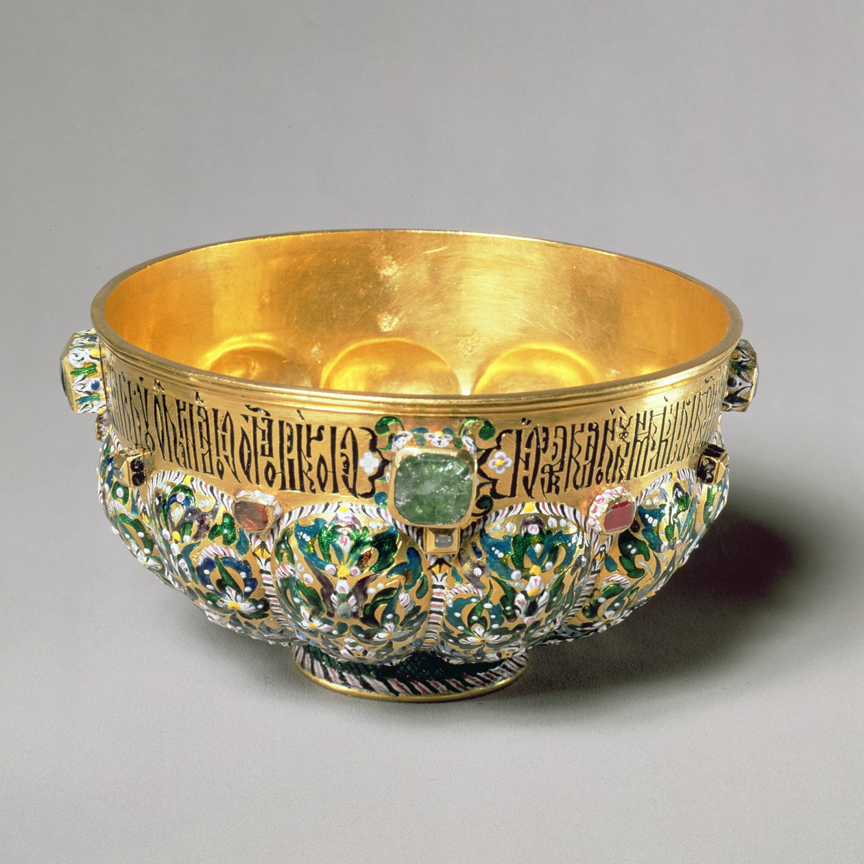 Geëmbosseerde kom met cabochon edelstenen en polychrome decoratie, 1653 (goud met edelstenen & parels) door Russian School