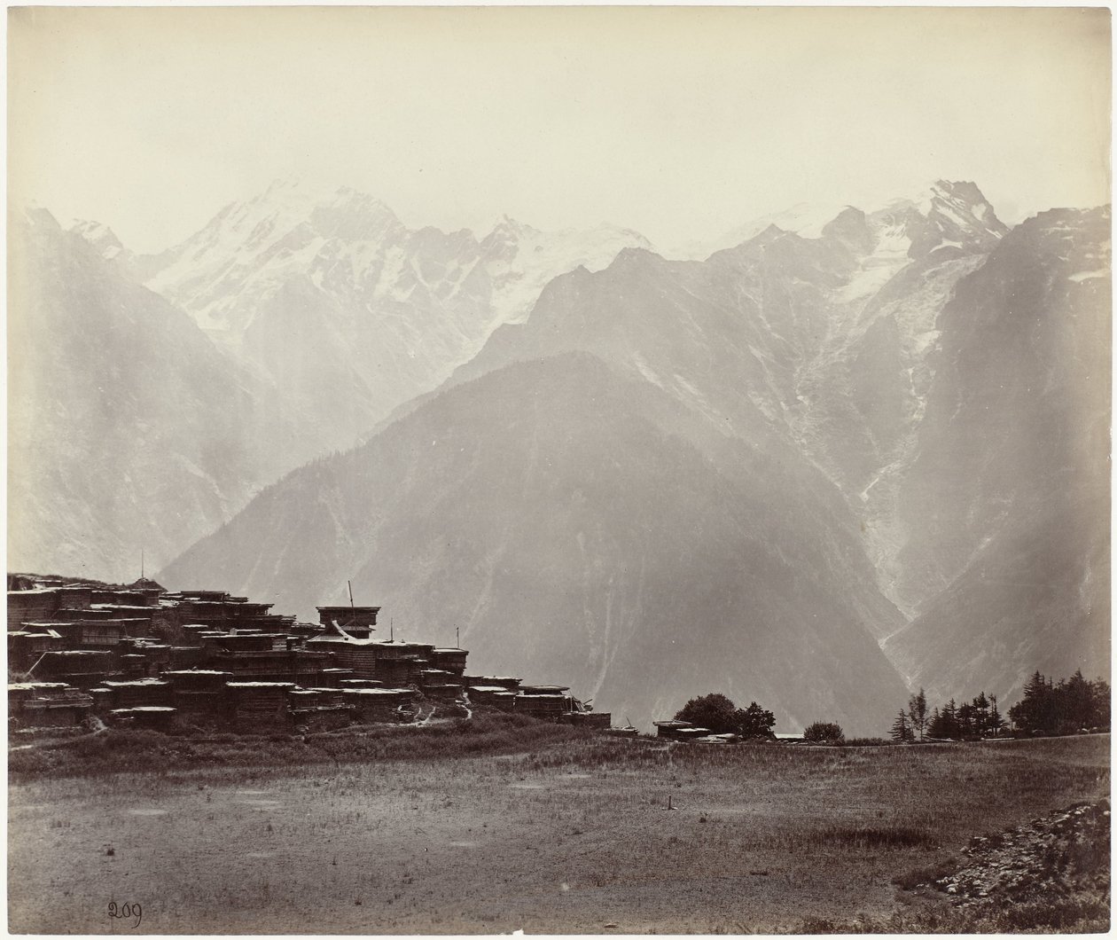 Gezicht op Chini met de Himalaya op de achtergrond door Samuel Bourne (attributed to)