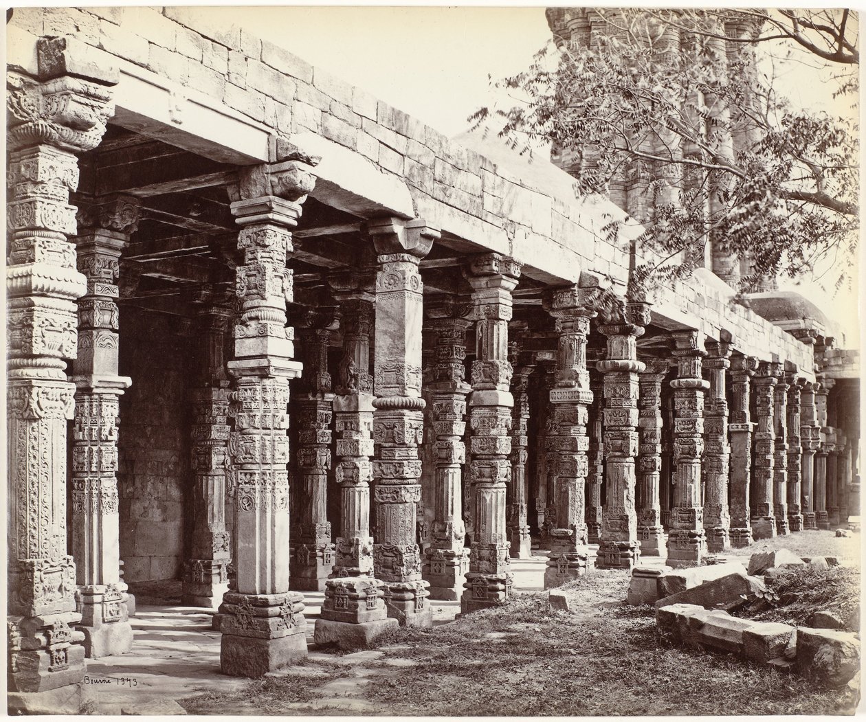 Colonnade met ornamenten aan de basis van de Qutb Minar in Delhi door Samuel Bourne (signed by artist)