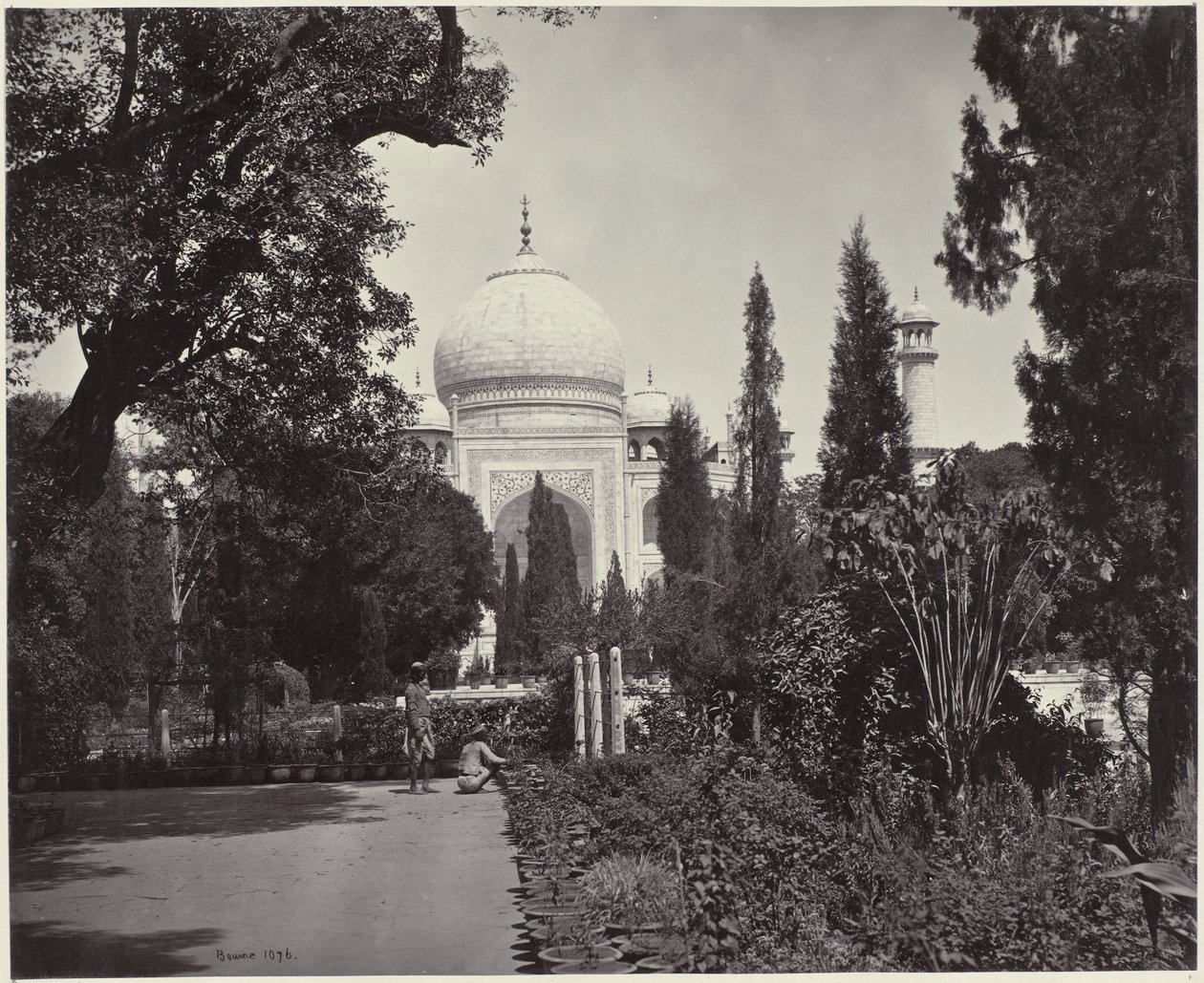 Gezicht op de Taj Mahal en de bijhorende tuin door Samuel Bourne (signed by artist)