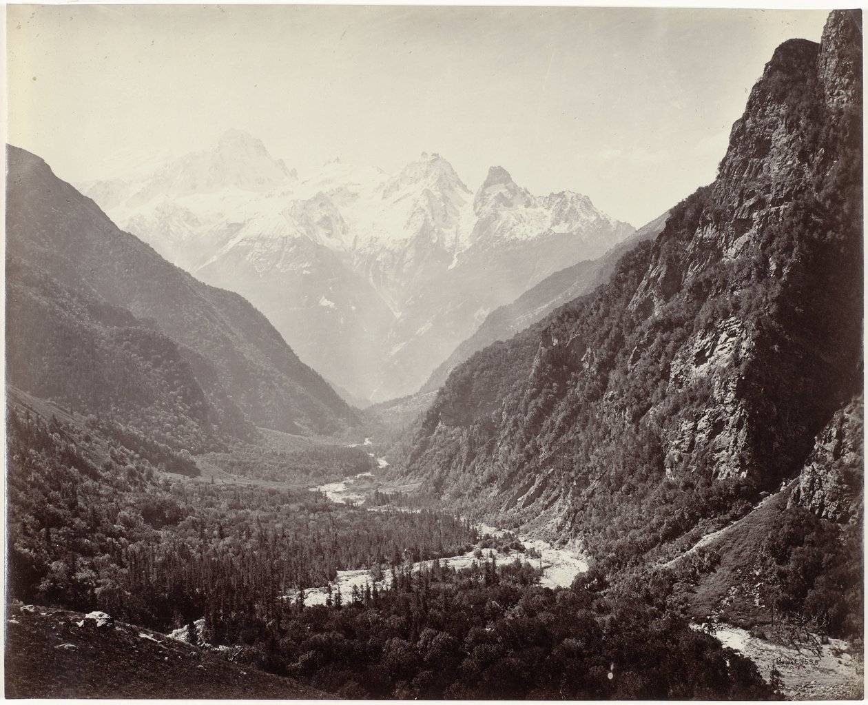 Gezicht op een vallei en de toppen van de Srikanta, India door Samuel Bourne (signed by artist)