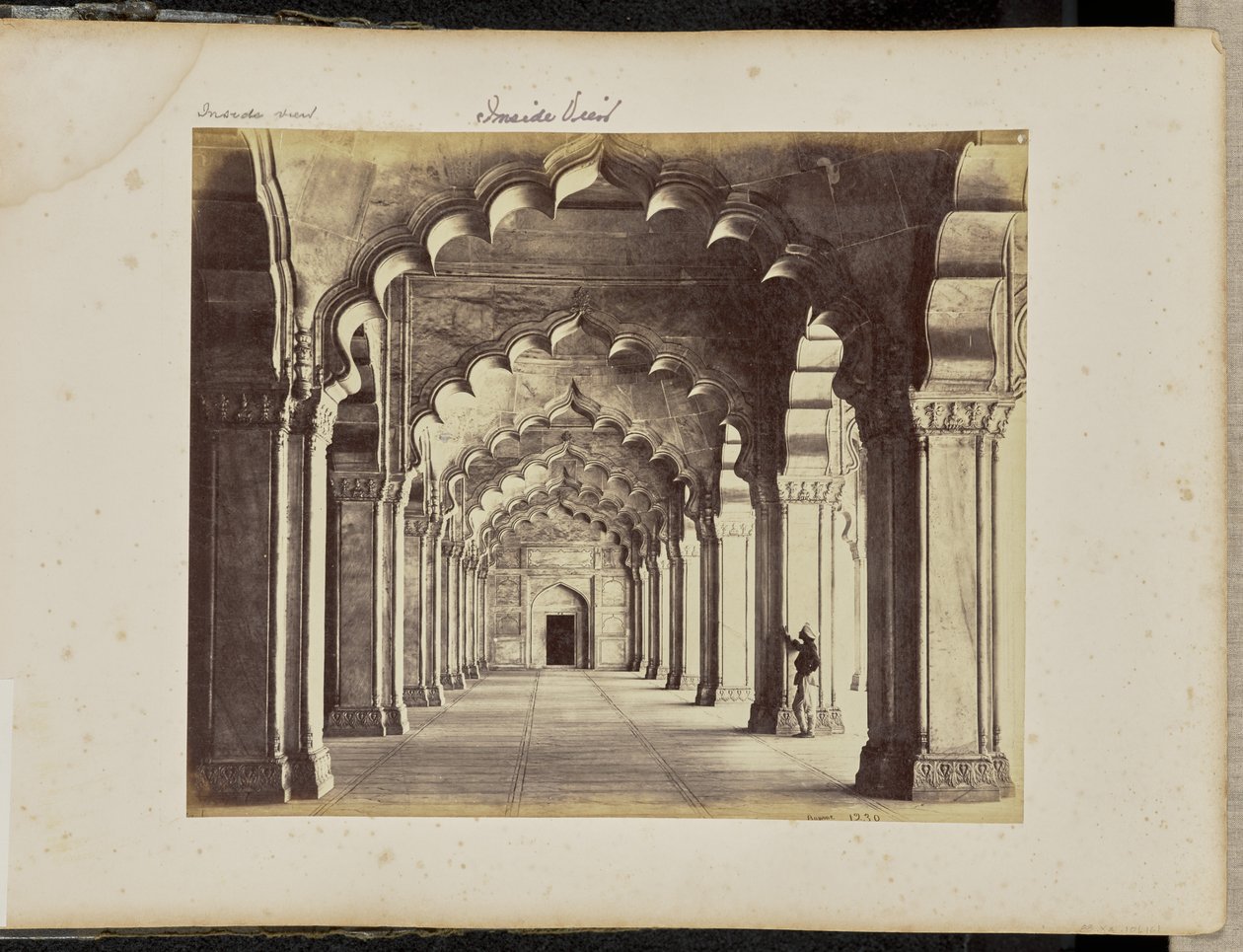 Agra; Interieur van de Motee Musjid, met de middenbeuk door Samuel Bourne