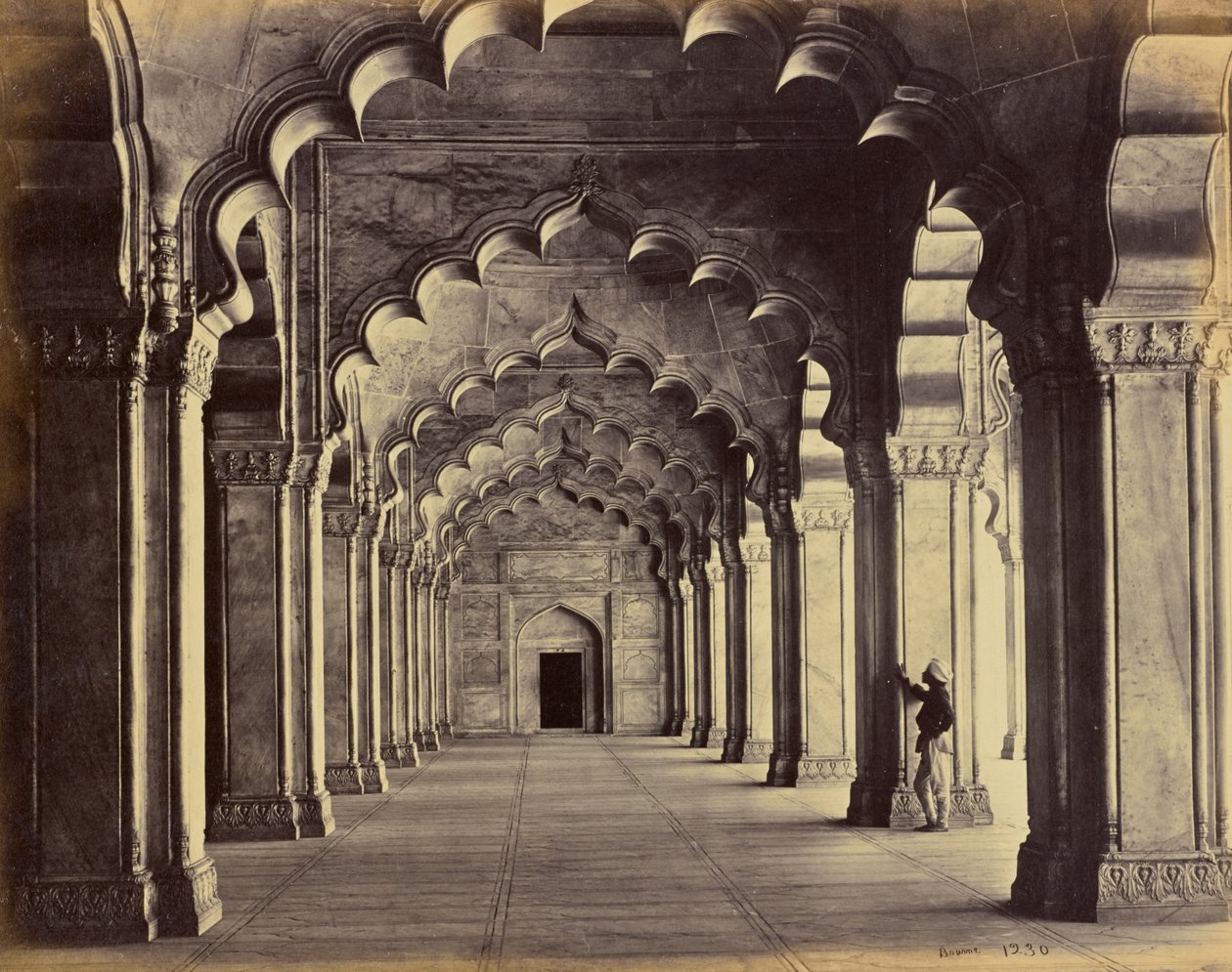 Agra - Interieur van de Moti Masjid, met zicht op het middenschip door Samuel Bourne