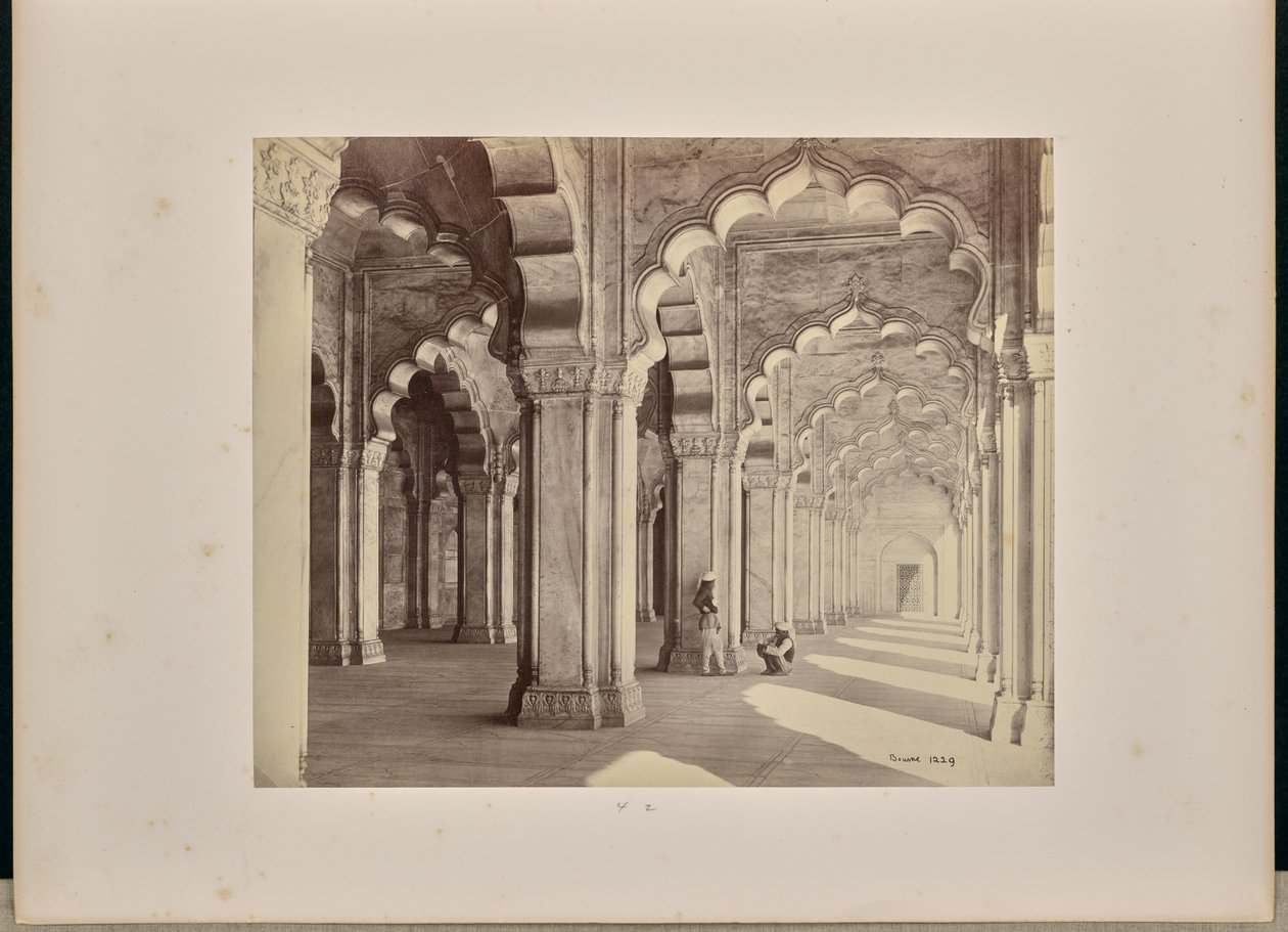 Agra; interieur van de Moti Masjid, met marmeren saraceense bogen en zuilen door Samuel Bourne