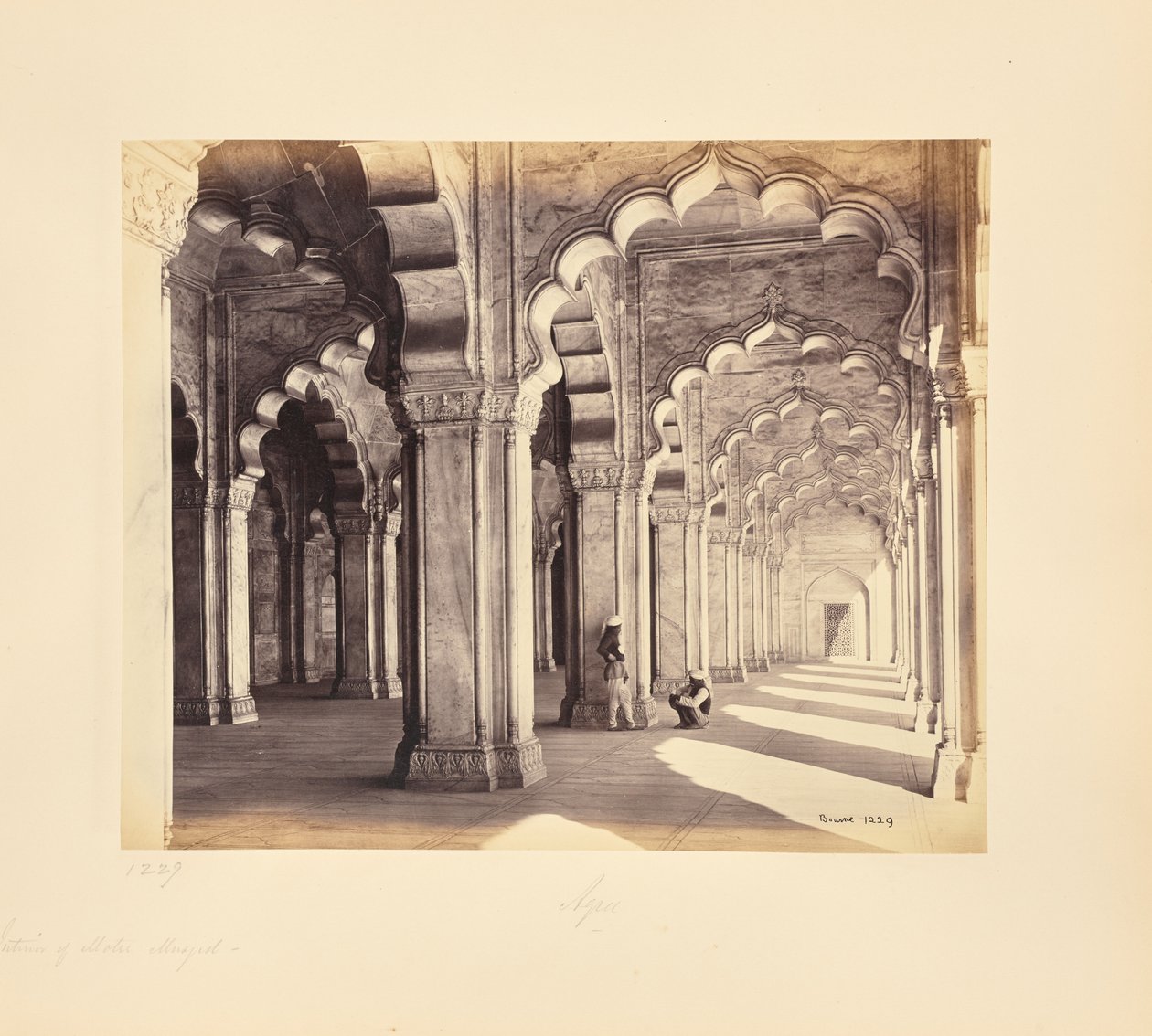 Agra; interieur van de Moti Masjid, met marmeren Saraceense bogen en zuilen door Samuel Bourne