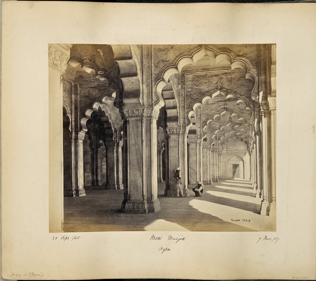 Agra; interieur van de Motee Musjid, met marmeren Saraceense bogen en zuilen door Samuel Bourne
