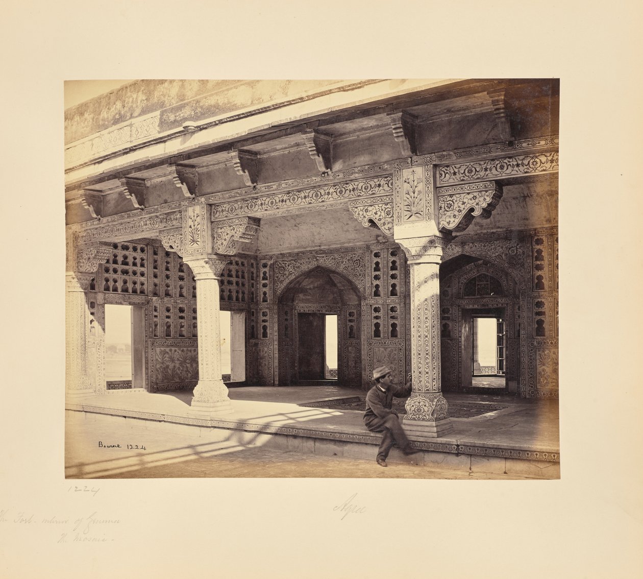 Agra: het fort, interieur van de zenana, met mozaïekwerk door Samuel Bourne