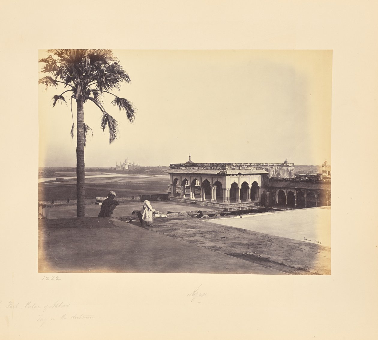 Agra; het fort en paleis van Akbar met de Taj in de verte, een ander gezicht door Samuel Bourne