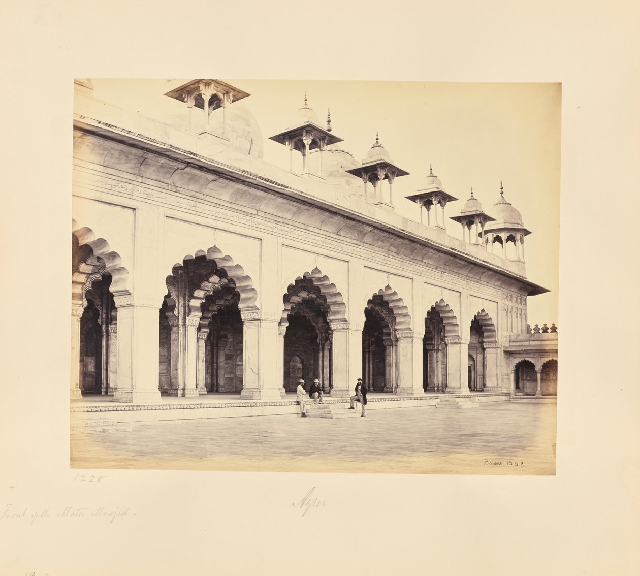 Agra; de voorzijde van de Moti Masjid door Samuel Bourne