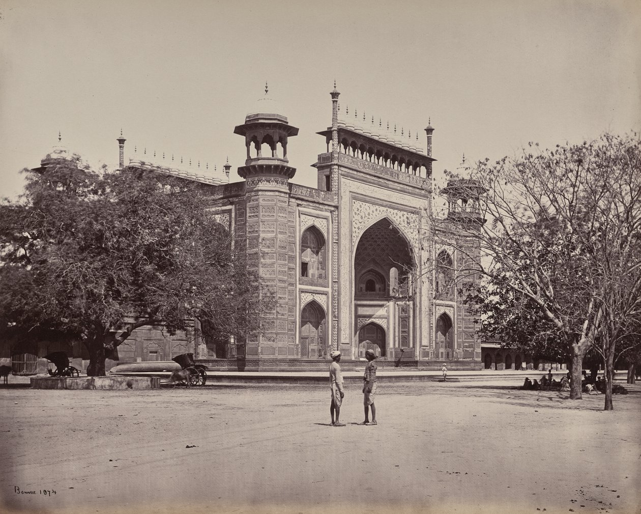 Agra. De toegangspoort van de tuinen rond de Taj Mahal door Samuel Bourne