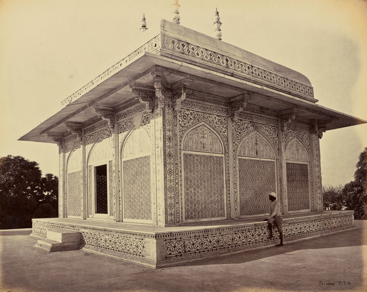 Agra; Het Mausoleum van Prins Etmad-Dowlah, de Marmeren Koepel door Samuel Bourne