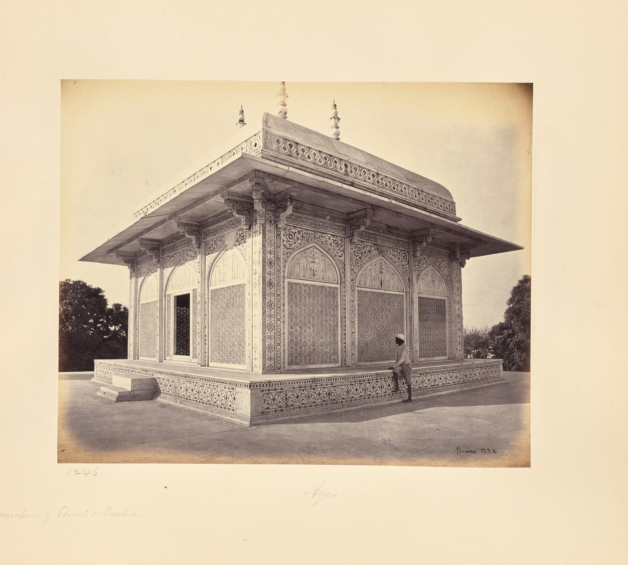 Agra; het mausoleum van prins Etmad-Dowlah, de marmeren koepel door Samuel Bourne