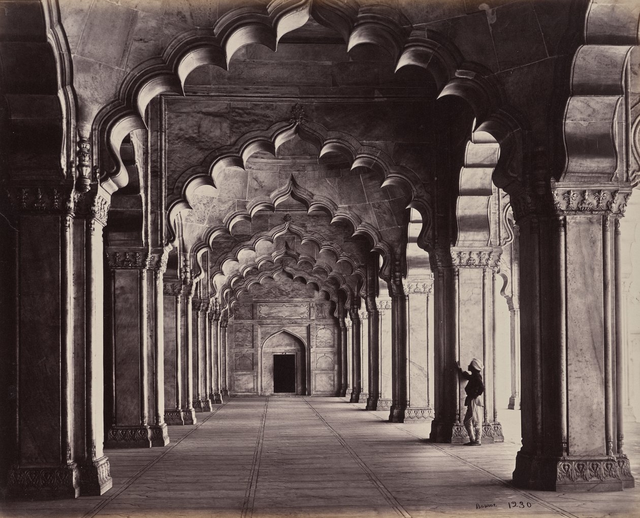 Agra. De Moti Masjid, de Parelmoskee. Gezicht op de gehele zijbeuk door Samuel Bourne