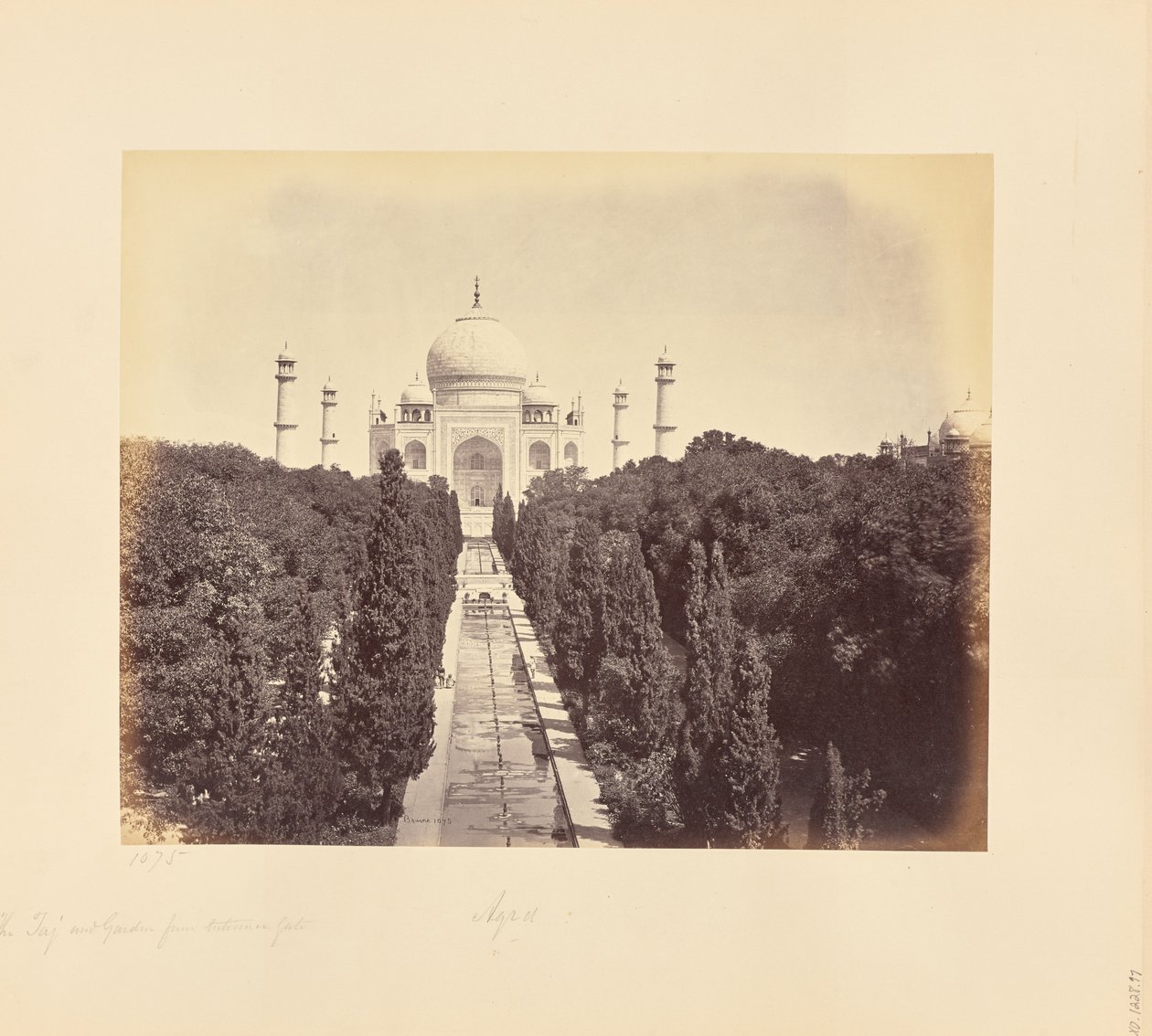 Agra; de Taj en tuin, gezien vanaf de toegangspoort door Samuel Bourne
