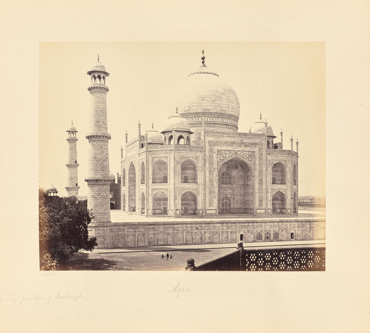 Agra; De Taj, vanaf de hoek van de Quadrangle door Samuel Bourne