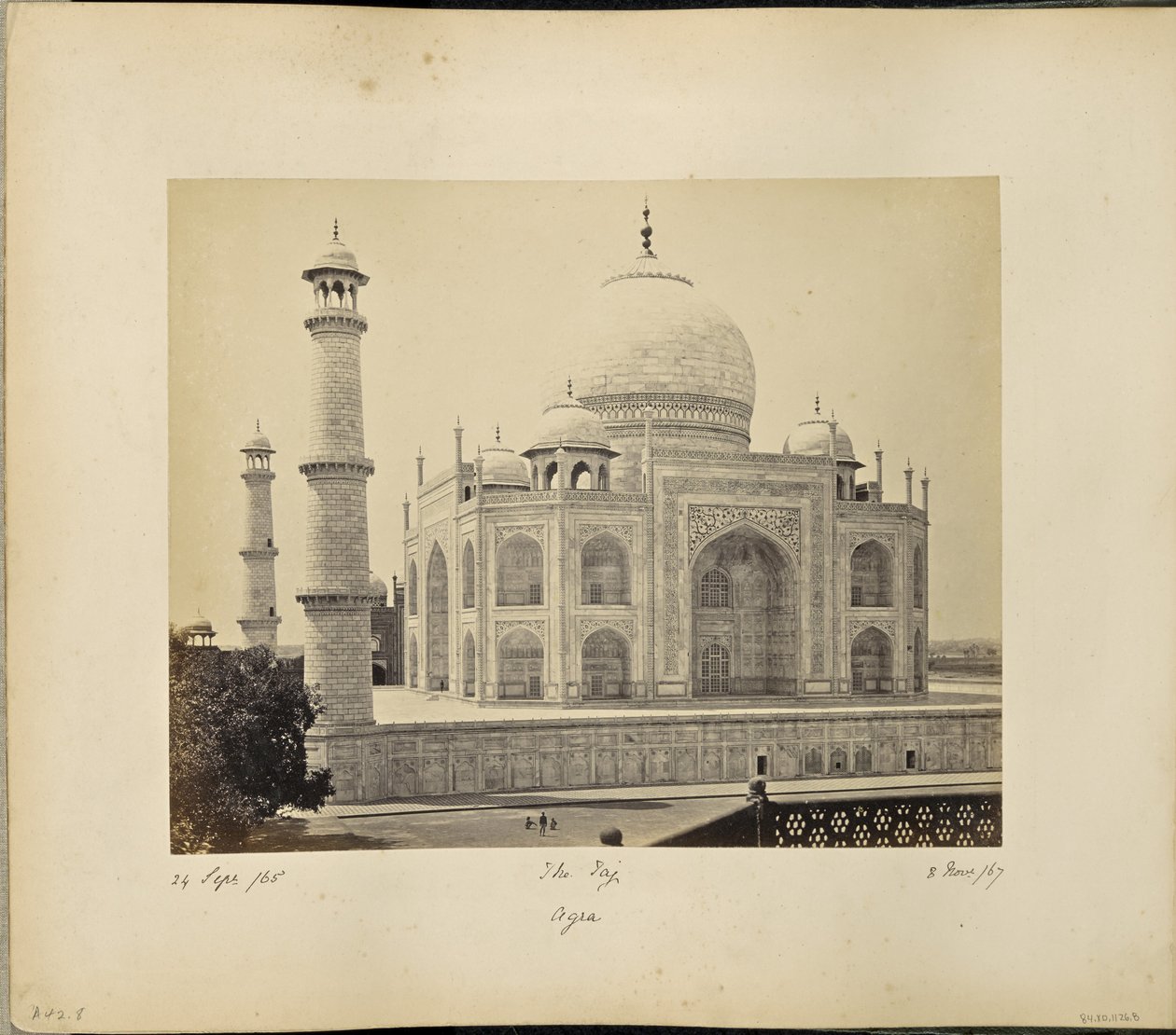 Agra; de Taj, vanuit de hoek van het vierkant door Samuel Bourne