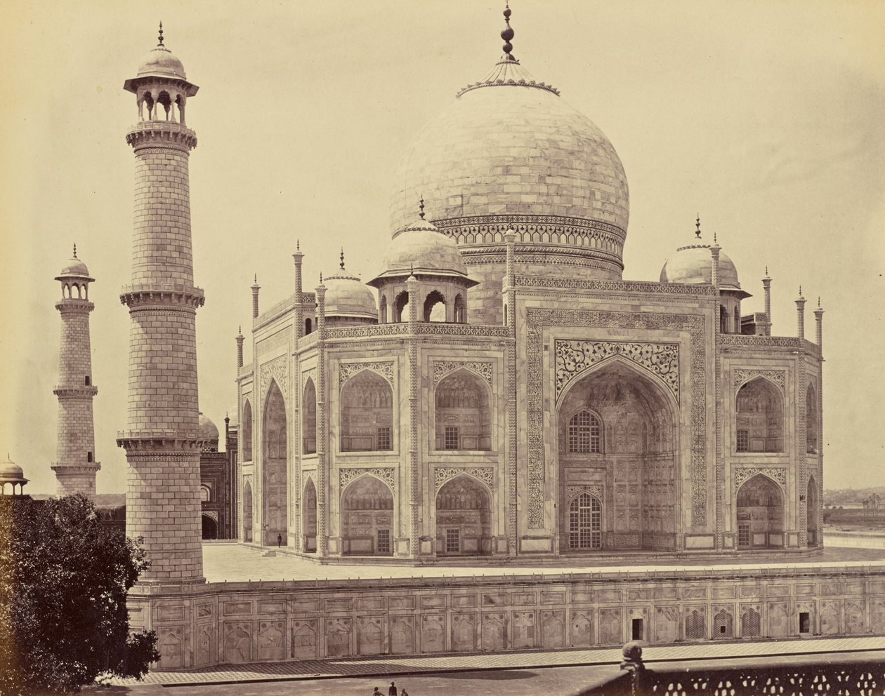 Agra; de Taj, vanuit de hoek van de vierhoek door Samuel Bourne