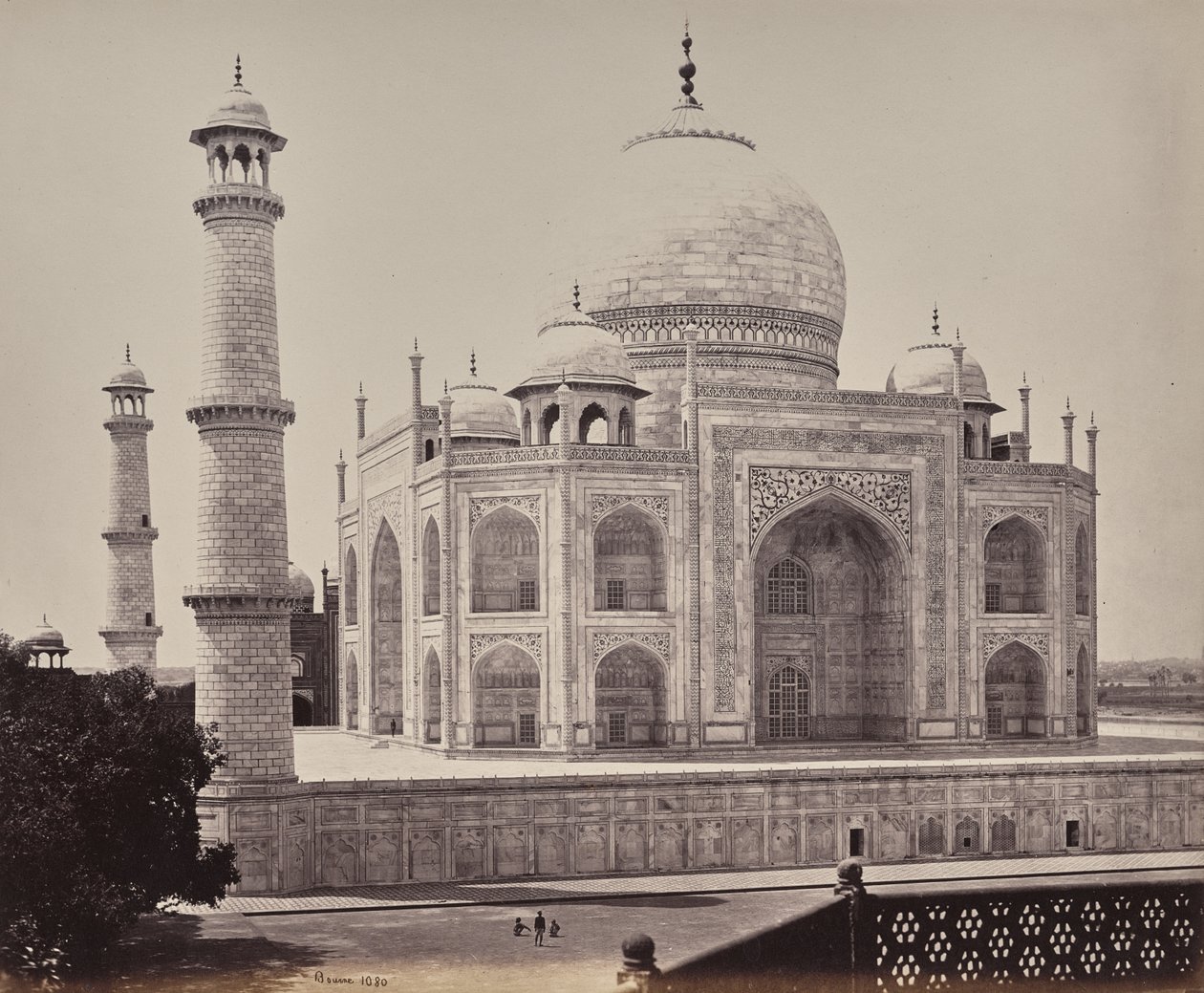Agra. Gezicht op de Taj vanuit een hoek van de vierhoek door Samuel Bourne