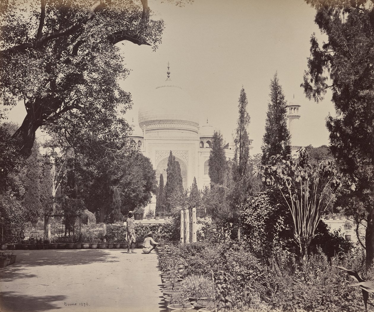Agra. Gezicht op de Taj vanuit de tuin door Samuel Bourne