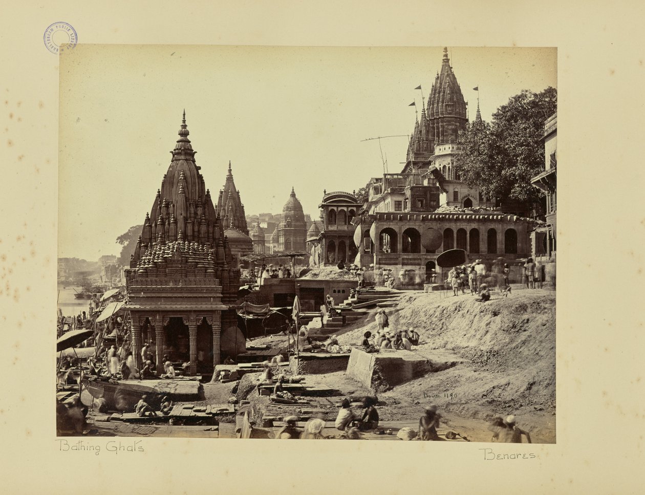 Benares; „Vishnu Pud“ en andere tempels nabij de crematieghat door Samuel Bourne
