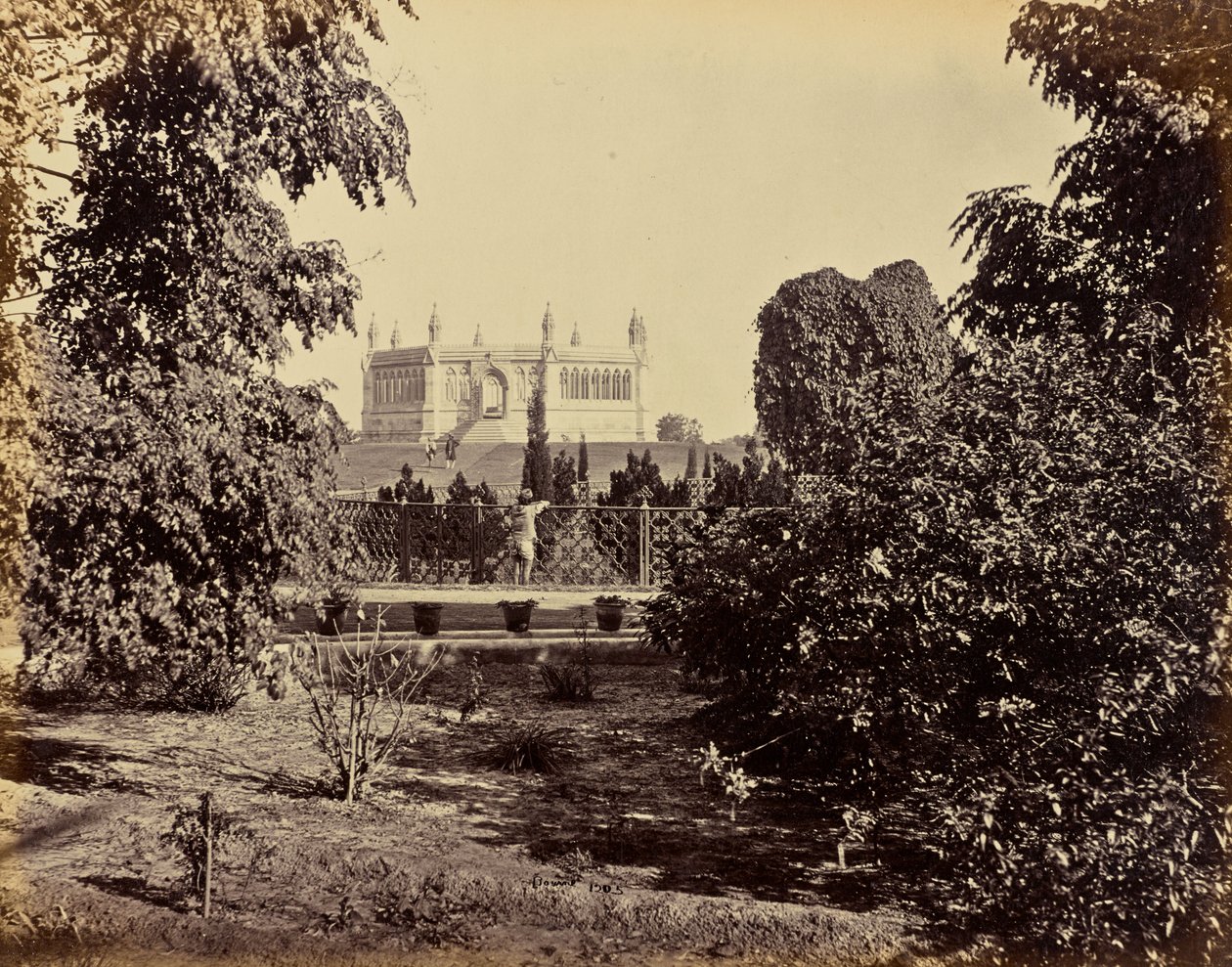 Cawnpore; de gedenkput, vanuit het zuiden door de bomen gezien door Samuel Bourne