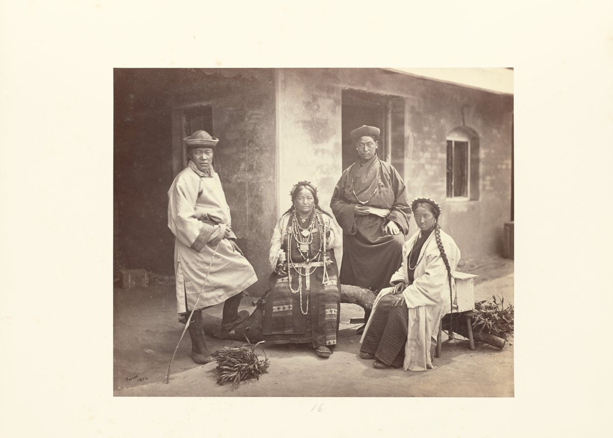 Darjeeling; groep Bhutia door Samuel Bourne