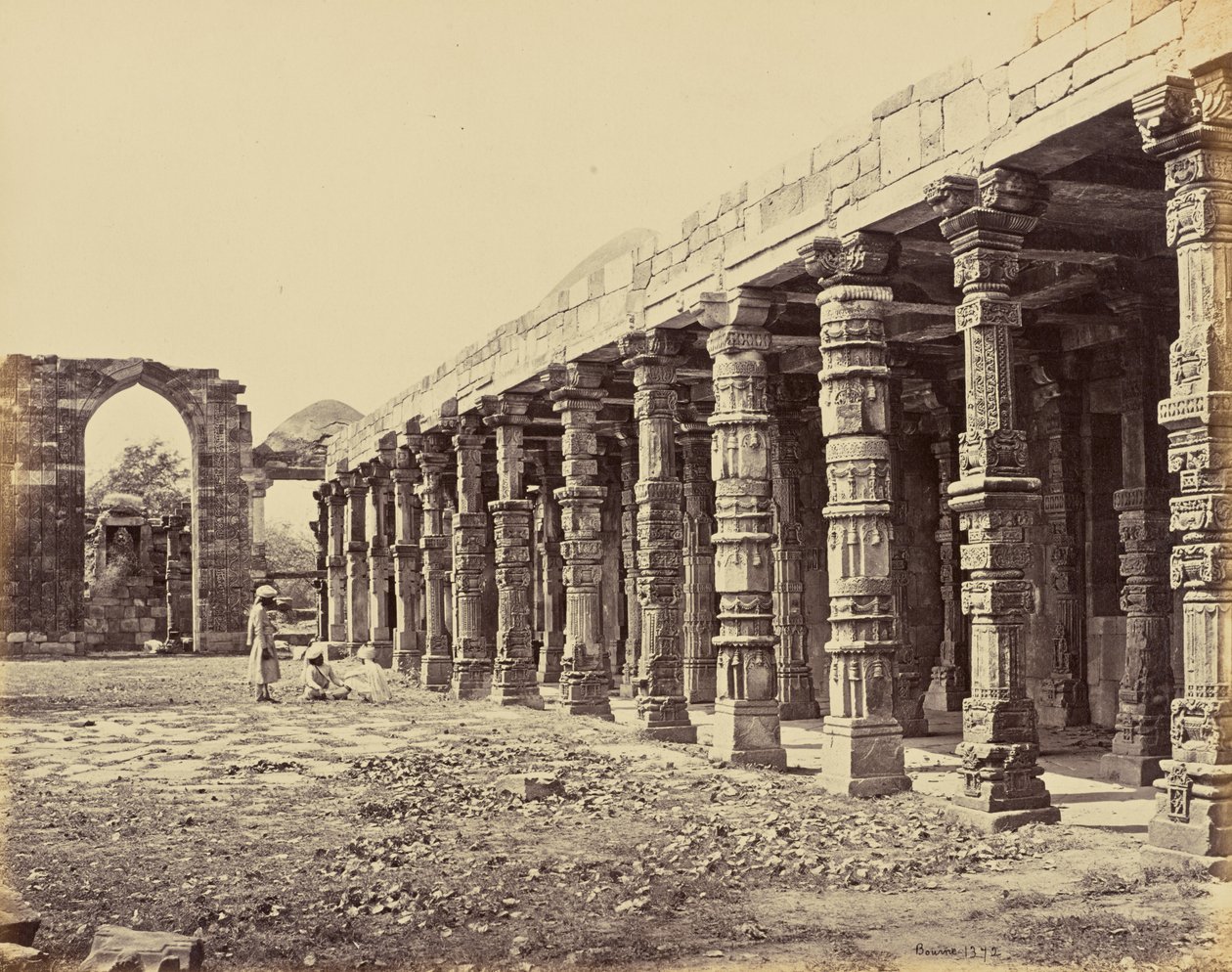 Delhi; Colonnade van hindoezuilen bij de Qutb Minar, noordzijde door Samuel Bourne