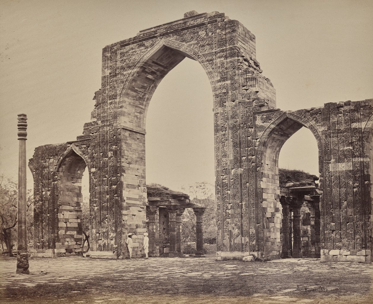 Delhi. Grote boog en ijzeren zuil bij de Qutub Minar, ruïnes van oud Delhi door Samuel Bourne