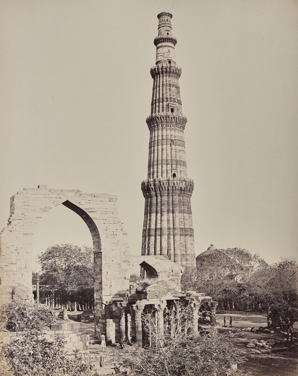 Delhi. De Kootub Minar of toren in de ruïnestad Oud-Delhi door Samuel Bourne