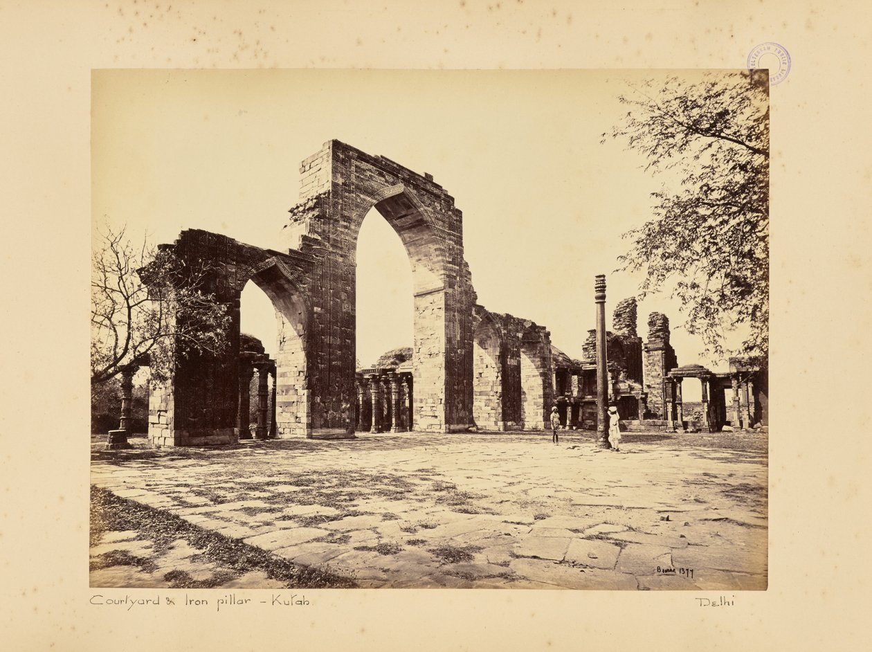 Delhi; de Kutub Minar, algemeen aanzicht van de bogen door Samuel Bourne