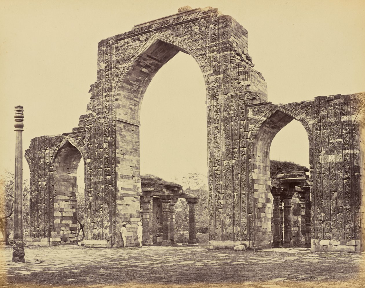 Delhi; de Kutub Minar, de Grote Boog en de IJzeren Zuil door Samuel Bourne