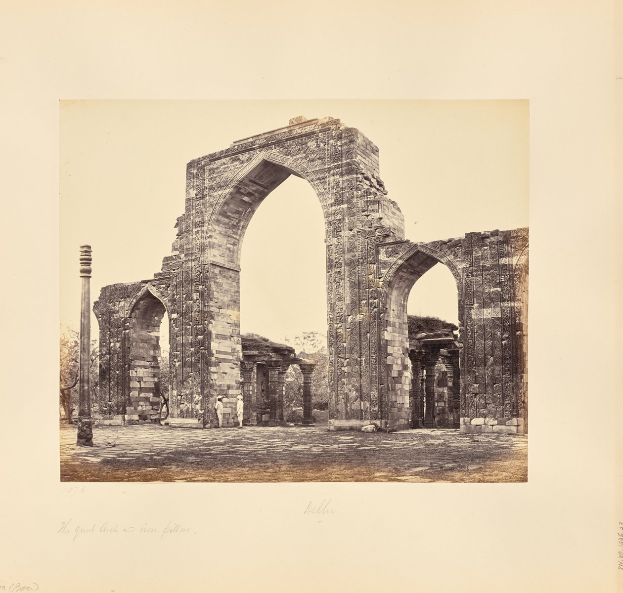 Delhi; de Kutub Minar, de Grote Boog en de IJzeren Zuil door Samuel Bourne
